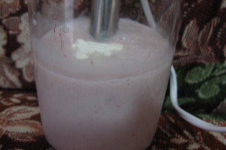 Малиново - карамельный коктейль с конфетой " коровка ": шаг 2