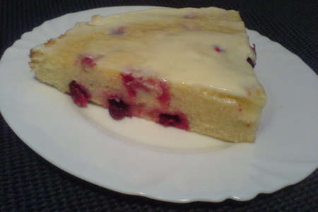 Бисквитный пирог с ягодами под сметанной заливкой: шаг 1