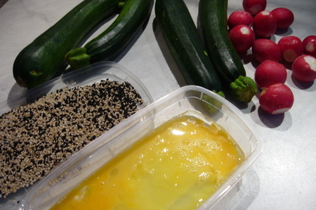 Мини-цукини с кунжутной корочкой и салатом-соусом из редиски: шаг 1