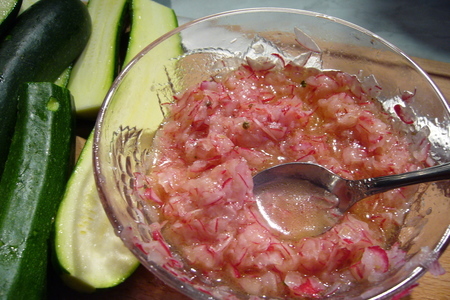 Мини-цукини с кунжутной корочкой и салатом-соусом из редиски: шаг 2