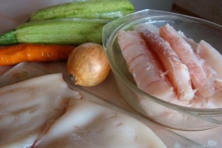 Запеканка с рыбой, кальмарами , овощами и рисом: шаг 1