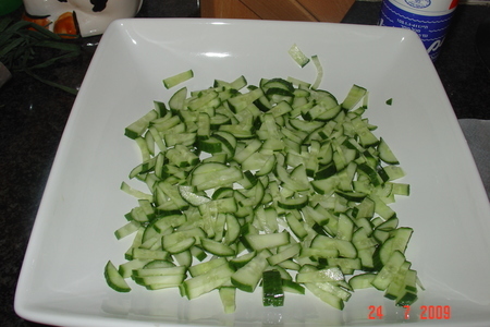 Салат овощной с крабовыми палочками и брынзой: шаг 1