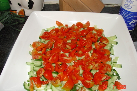 Салат овощной с крабовыми палочками и брынзой: шаг 2