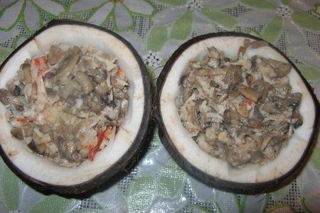 Крабы с грибами в кокосе: шаг 6