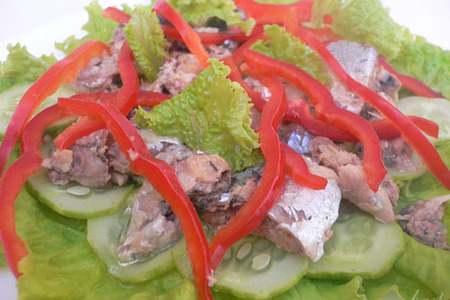 Летний салат с консервированной рыбой.: шаг 1