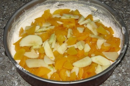 Насыпной пирог с персиками и яблоками: шаг 3