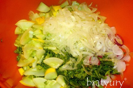 Сочный салат из редиса, репчатого лука и огурца жёлтого сорта: шаг 8