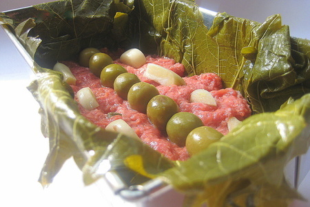Мясной террин с оливками и чесноком в виноградных листьях.: шаг 2