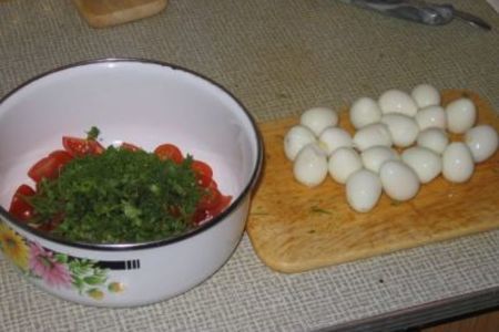 Салат из черри и перепелиных яиц: шаг 4