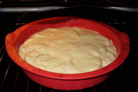 Пирог с  персиками и сливами: шаг 3