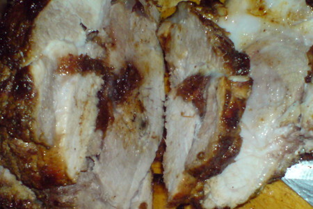 Мясо ,запеченное под сметанно-горчичным кремом и нашпигованое черносливом: шаг 7