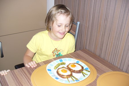 Детский завтрак "глазки": шаг 4