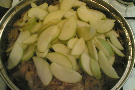Сосиски с капустой и яблоками по-баварски: шаг 5