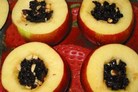 Печеные яблоки с черносливом,медом и орехами: шаг 2