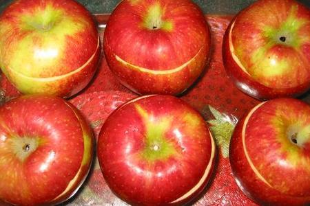 Печеные яблоки с черносливом,медом и орехами: шаг 3