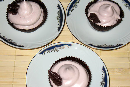 Корзинки из чёрного и белого шоколада с ореховой начинкой и клубнично-зефирным кремом: шаг 1