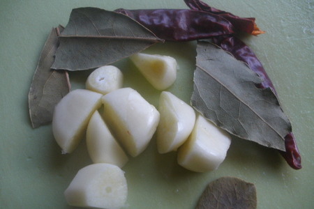 Маленькие луковички, в вине, чесноке  и с пряностями: шаг 2