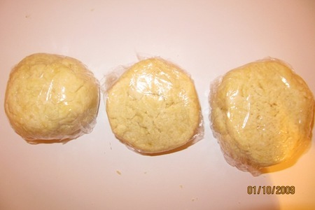 Пироженые из творожного теста с банановым кремом и клубникой: шаг 3