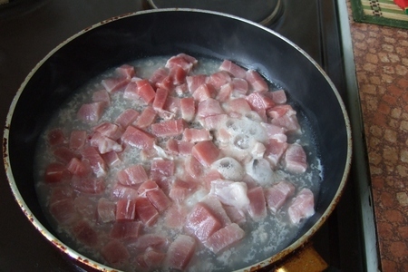 Мясо с макаронами в томатно чесночном соусе: шаг 2
