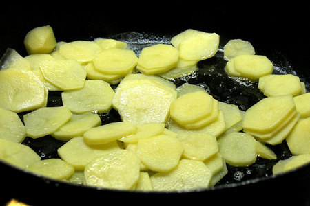 Штрудель с начинкой из шампиньонов,цуккини и картофеля: шаг 1