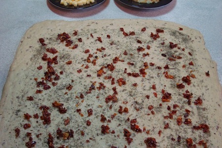 Пшенично-ржаной хлеб на картофельной закваске с семенами льна, сыром, луком и помидорами: шаг 5