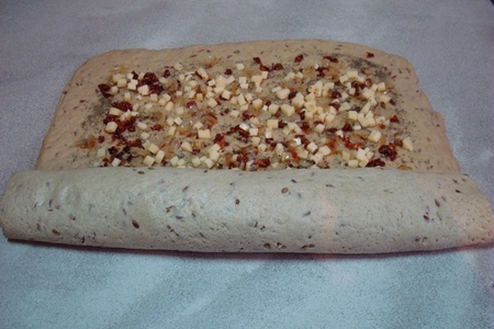 Пшенично-ржаной хлеб на картофельной закваске с семенами льна, сыром, луком и помидорами: шаг 6