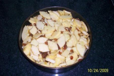 Закрытый яблочный пирог с изюмом и орехами.: шаг 5