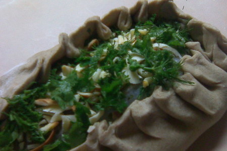 Пирог из ржаной муки с рыбой, грибным соусом, сыром: шаг 7