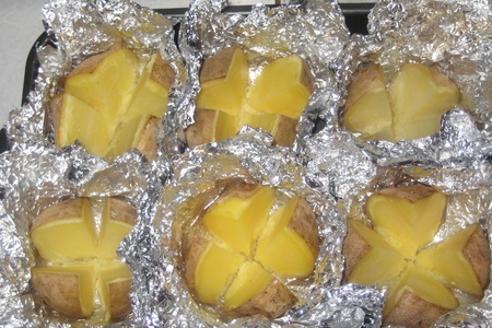 Печеный картофель, фаршированный сырокопченой колбасой, сыром, зеленью и чесноком: шаг 4