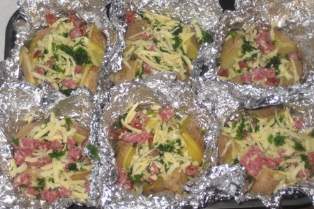 Печеный картофель, фаршированный сырокопченой колбасой, сыром, зеленью и чесноком: шаг 5
