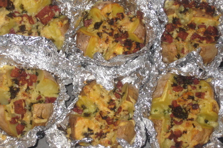 Печеный картофель, фаршированный сырокопченой колбасой, сыром, зеленью и чесноком: шаг 6