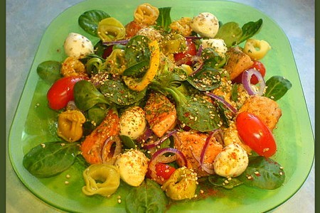 Салат  с тортеллини и рыбой (сытно, почти как обед): шаг 3