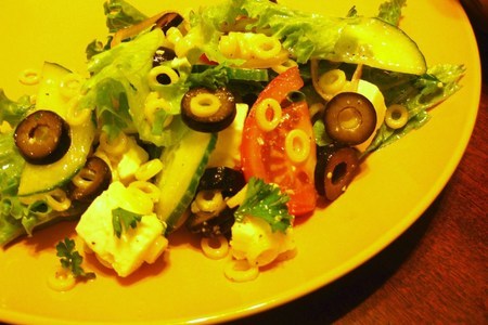 Салат зеленый с макаронами, брынзой и маслинами.: шаг 3
