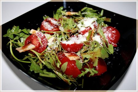 Салат с рукколой , помидорами черри и сыром пармеджано: шаг 1