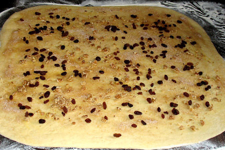 Перевёрнутый пирог из розеток,с изюмно-ореховой корочкой: шаг 3