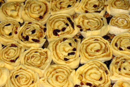 Перевёрнутый пирог из розеток,с изюмно-ореховой корочкой: шаг 5