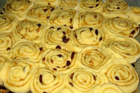 Перевёрнутый пирог из розеток,с изюмно-ореховой корочкой: шаг 6