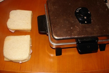 Бутерброды в вафельнице: шаг 1