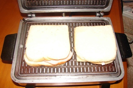 Бутерброды в вафельнице: шаг 2