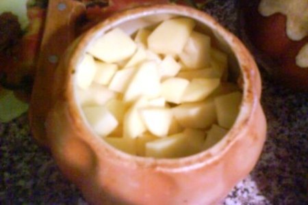 Говядина с картошкой, тушенная в горшочках: шаг 7