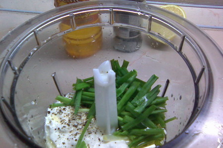 Зелёный салат с сёмгой и гренками под «зелёным соусом».: шаг 2