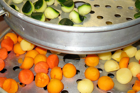 Филе горбуши с пёстрыми овощными "жемчужинами" и креветками: шаг 2