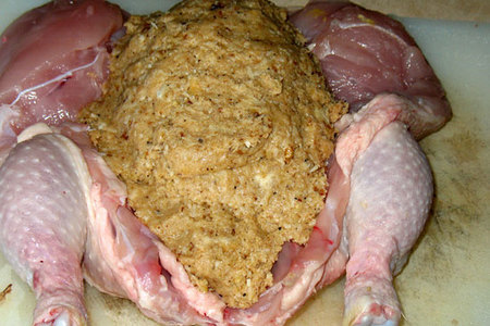 Курица с ореховой начинкой и сливово-вишнёвым соусом: шаг 3