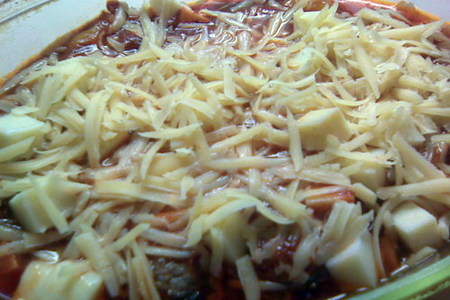 Паста с тефтелями в томатном соусе с моцареллой и ещё двумя сырами.: шаг 4