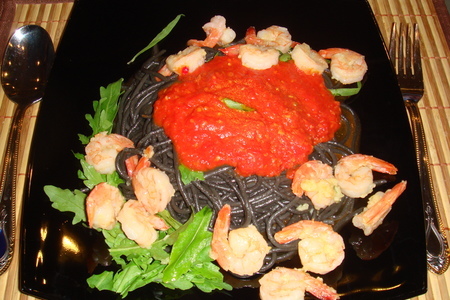 Паста спагетти с чернилами каракатицы и креветками с острым помидорным соусом: шаг 11