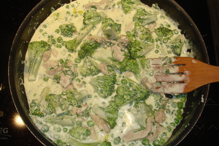 Паста фузили с куриной грудкой, брокколи и нежным зеленым горохом: шаг 7