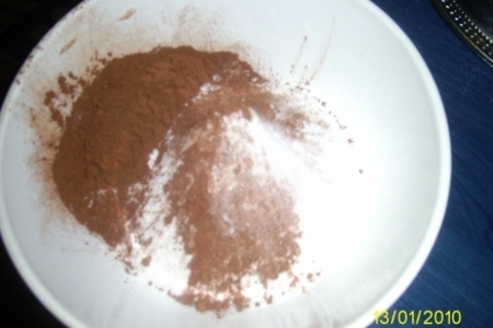 Шоколадное пироженое с желейной прослойкой.: шаг 1