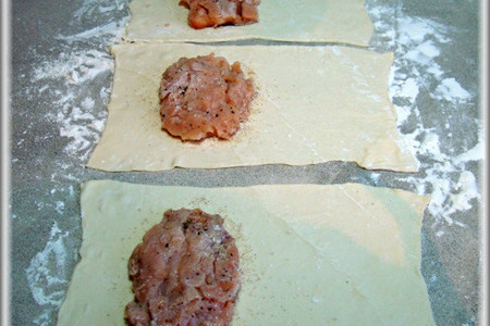 Лосось с грибами в слоёном тесте и укропным соусом с лёгким салатом.: шаг 10