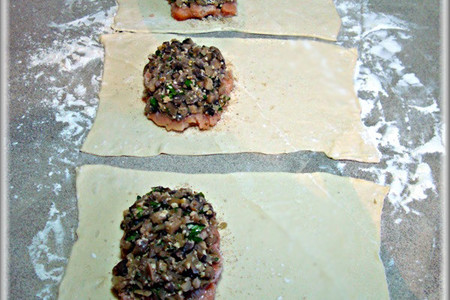 Лосось с грибами в слоёном тесте и укропным соусом с лёгким салатом.: шаг 11