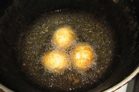 Закуска из жареных яиц,предварительно отваренных.: шаг 1